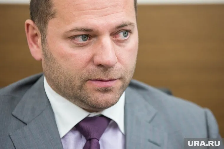 Около месяца назад один депутат выкупил долги другого перед банками