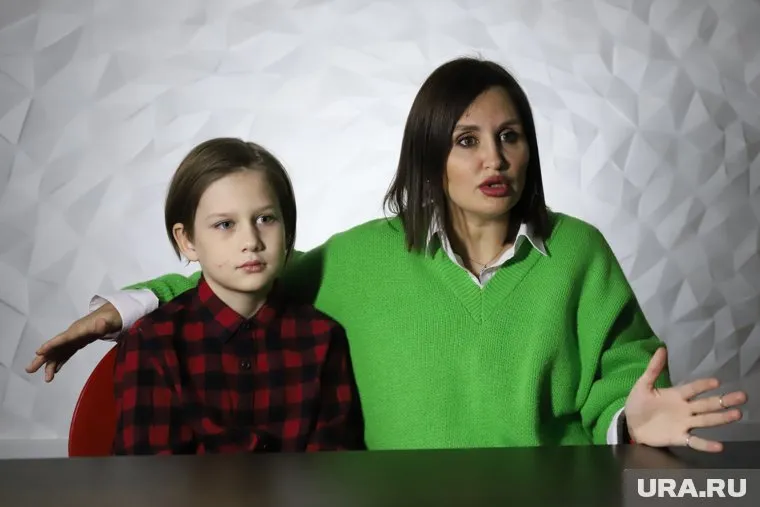 Олеся Мезенцева с сыном Сашей поделились своей историей школьного буллинга