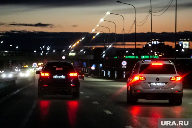 Грузовик сбил опору наружного освещения из-за чего на участке дороги пропал свет