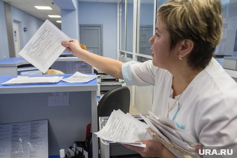 Медицинские направления оказались разбросаны возле мусорных контейнеров больницы (архивное фото)