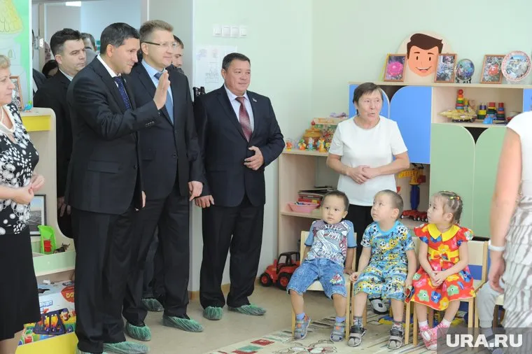 Пока делегация открывала инфраструктурные объекты в подтверждение слов о высоком уровне поселка, в Тазовском приземлились два вертолета с новыми роженицами