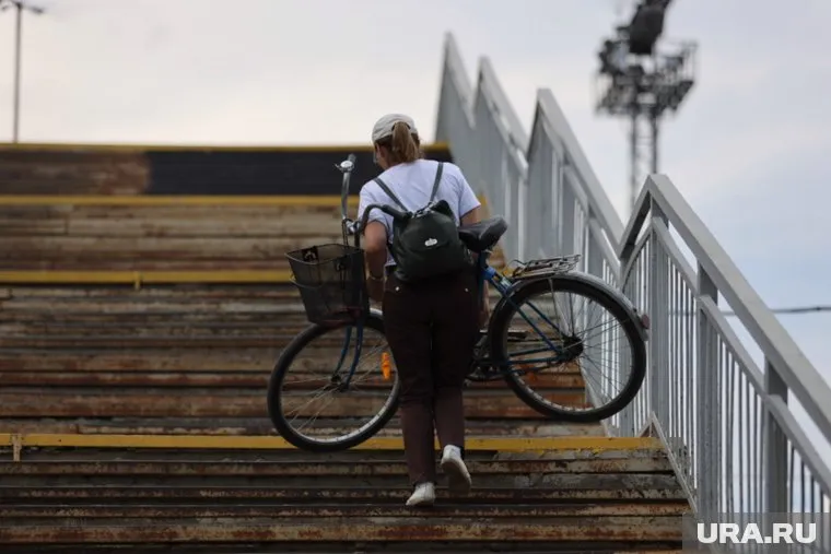 Жительница Екатеринбурга на велосипеде мешала участникам митинга, неадекватно реагировала на замечание полиции