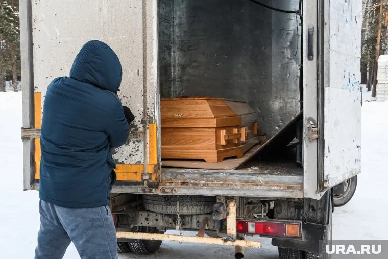 После тело было загружено на носилки в автомобиль