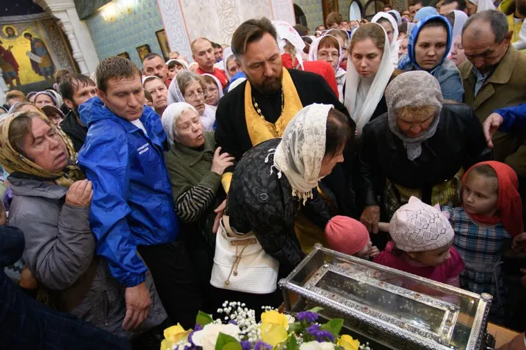 Мощи святителя Спиридона Тримифунтского в Храме на крови. Екатеринбург, верующие, давка, толкучка, паломничество, толпа, мощи спиридона тримифунтского