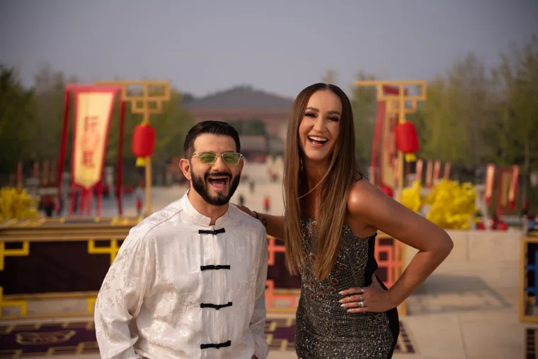 Бессменными ведущими шоу являются Михаил Галустян и Ольга Бузова