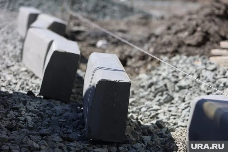 В Кургане ежегодно меняют бордюры на улицах