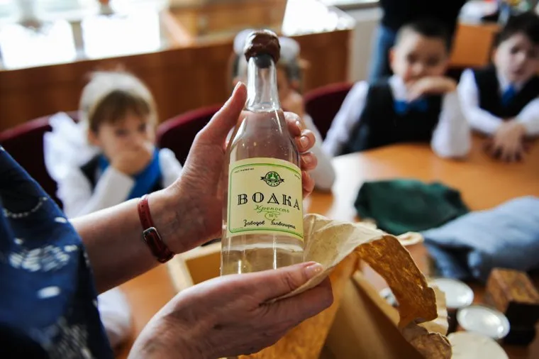 Школьный урок посвященный Сталинградской битве. Челябинск, алкоголизм, бутылка, водка, пьянство, алкоголь, школьники, дети, водка из посылки на фронт