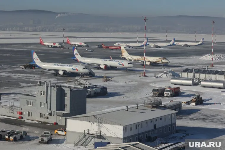 Самолет из Москвы совершил вынужденную посадку в аэропорту Екатеринбурга