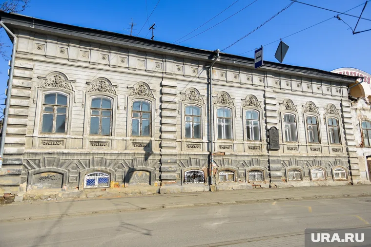 Дом Колбина расположен на улице Труда в центре города