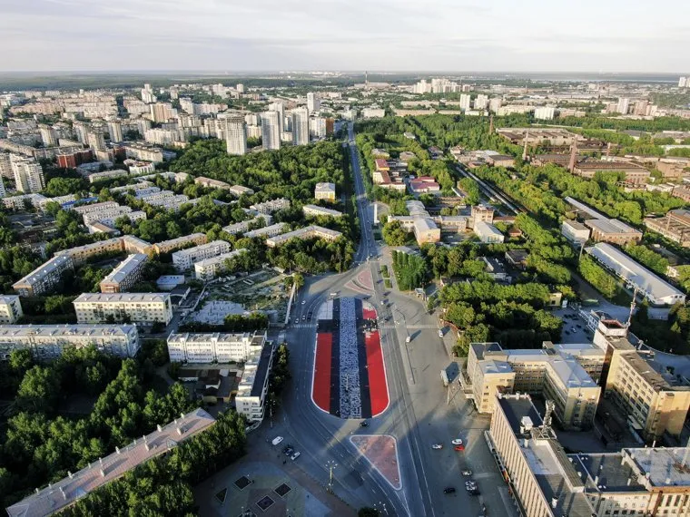 Граффити на Площади Первой пятилетки, выполненное Покрас Лампасом на фестивале Стенограффия-2019. Екатеринбург