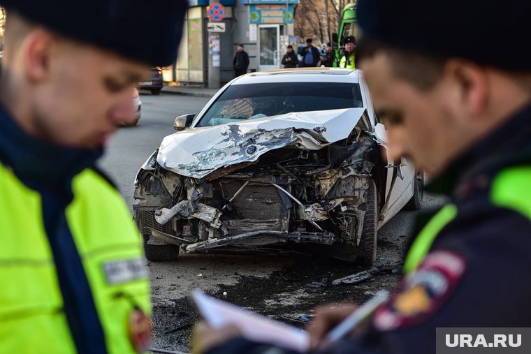 В ХМАО 28-летний водитель погиб в лобовой аварии на трассе под Сургутом. Видео