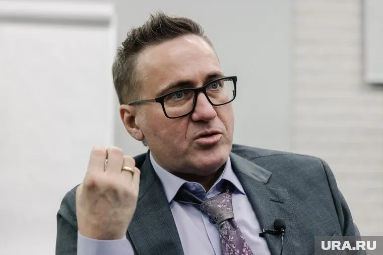 Политолог Евгений Минченко рассказал URA.RU о том, когда и каким будет мирный договор с Киевом