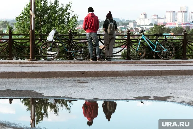 Тюменские подростки бегают по дорогам возле торговых центров и предлагают протереть стекла и фары