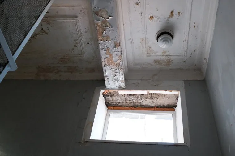 Протечка потолка в администрации города Кургана (НЕОБР)