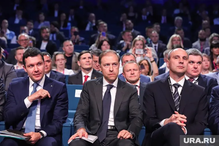 Денис Паслер (справа) поблагодарил заводчан за высокие результаты