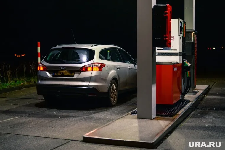 Литр бензина стоит уже дороже 40 рублей