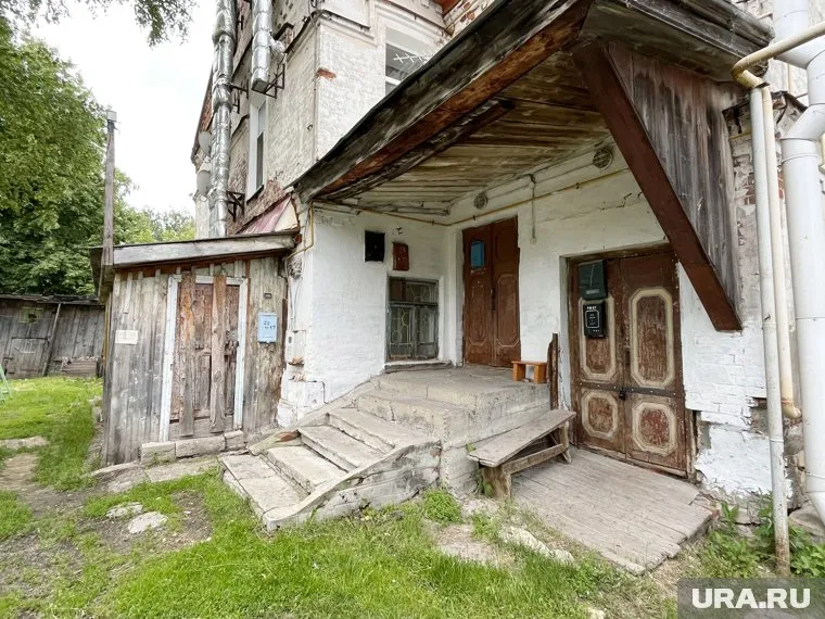 Крыльцо дома по ул. Северная д. 28 А представляет угрозу для жителей (фото из архива)