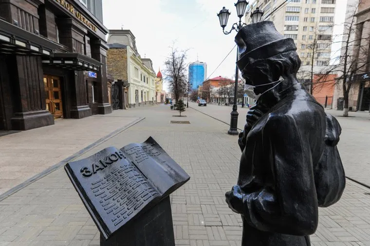 Арт-объекты, скульптуры в масках на Кировке. Челябинск