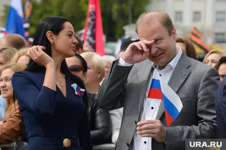 Глацких (слева) поставила в неудобное положение главу свердловских единороссов Виктора Шептия