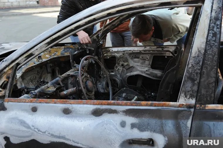 Машина загорелась после столкновения с двумя другими авто (архивное фото)