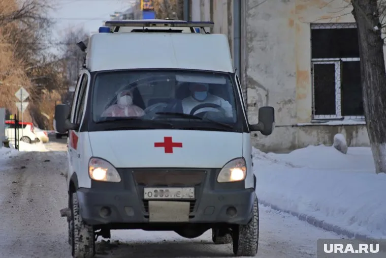 Подростка в тяжелом состоянии увезли на машине скорой помощи