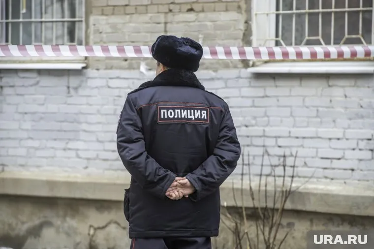 Дом, где произошло убийство, оцепили сотрудники полиции