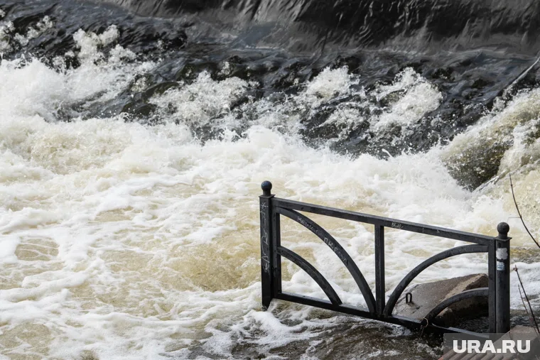 Из-за непогоды погибли 10 человек