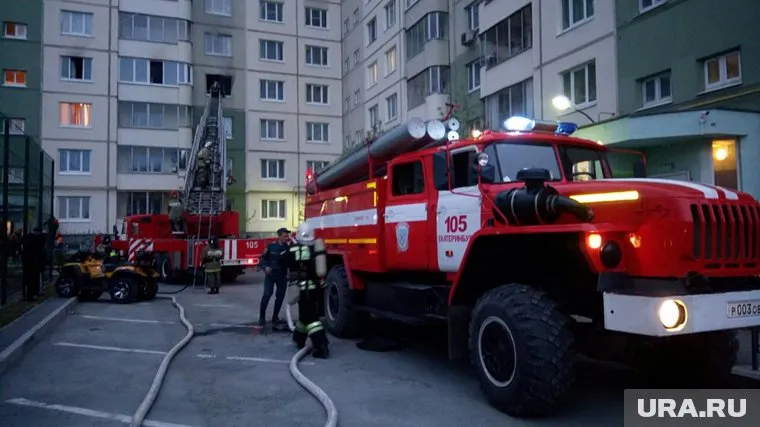 После того как мужчину вывели из квартиры, пожарным удалось приступить к тушению возгорания