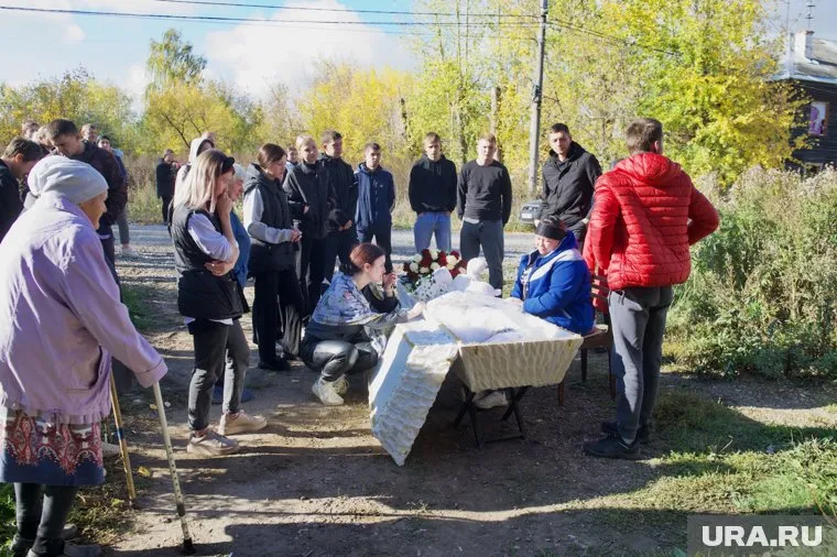 Родственники и друзья провожают погибшую в последний путь