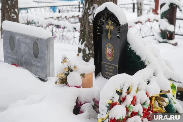 Все трое детей Елены Кордюковой — на кладбище. Медики считают, что женщина "награждала" каждого из них смертельной болезнью