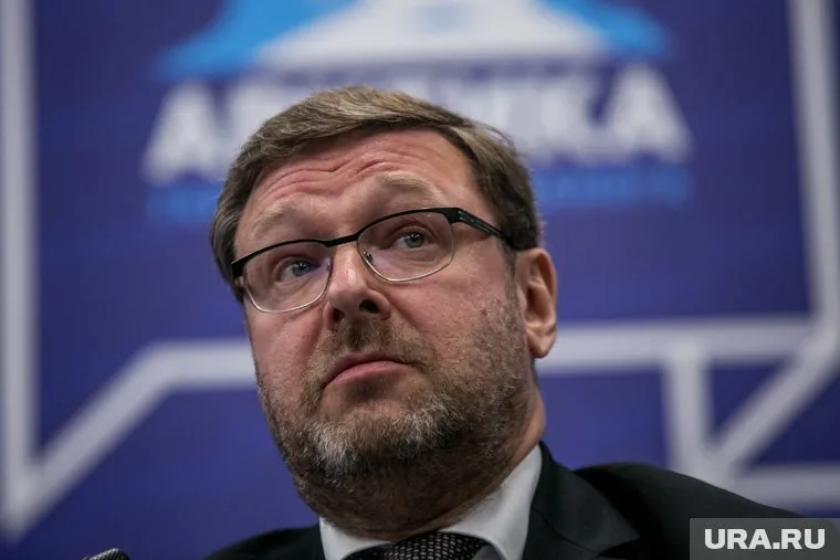 США хотят оставить биолаборатории у границ России, заявил Константин Косачев