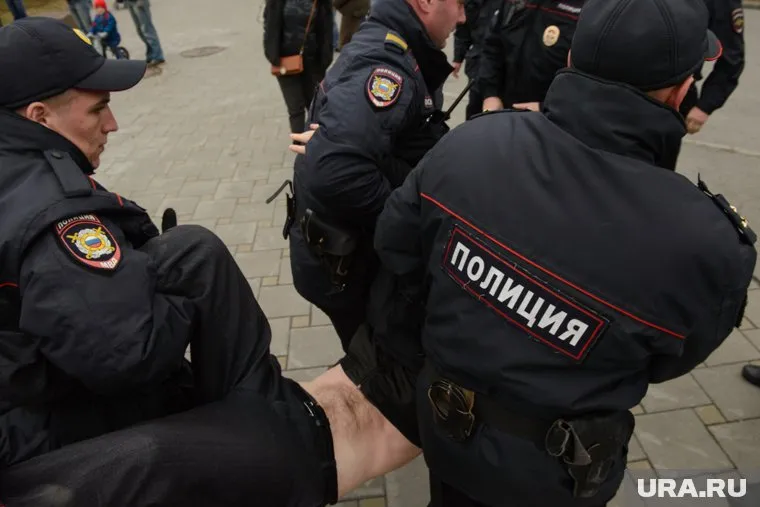 Полиция поймала известного криминального авторитета и его подручных