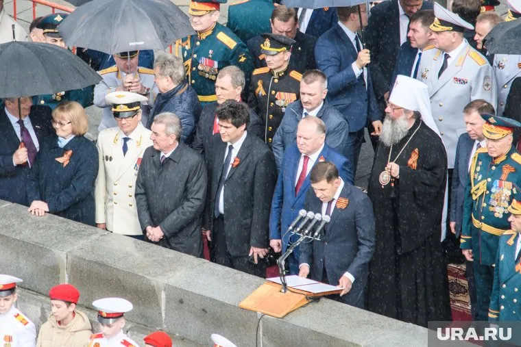 Ранее власти пласировали провести парад без зрителей