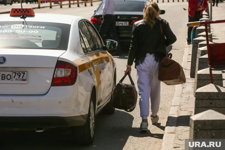 Туристам, оставшимся в Крыму, окажут помощь и поддержку, заявил Олег Крючков