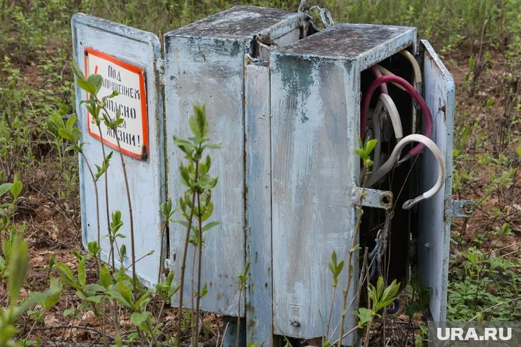 Дети пытались достать мяч из некого строения, но получили разряд током (архивное фото)