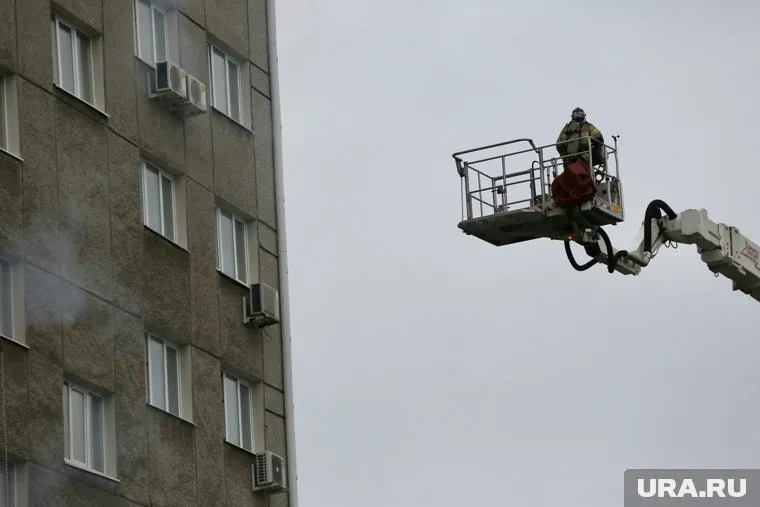 Из огня специалисты вывели девять человек