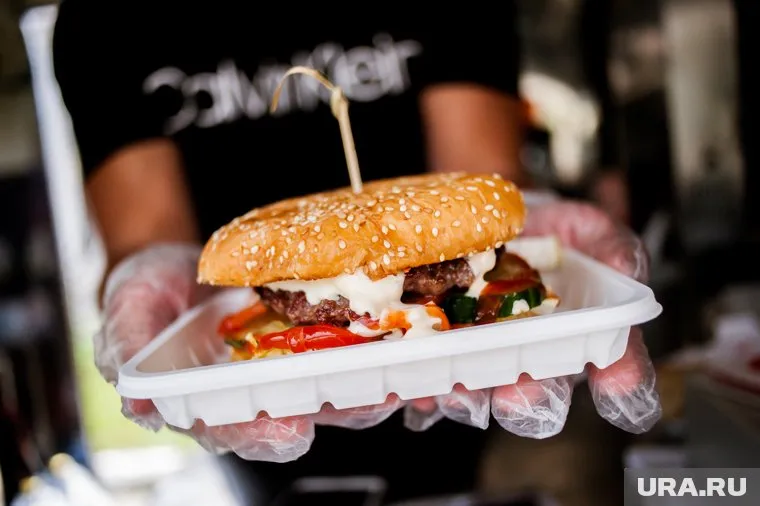 26 посетителей кафе «Бургер Хаус» отравились соусом, который делали работники заведения