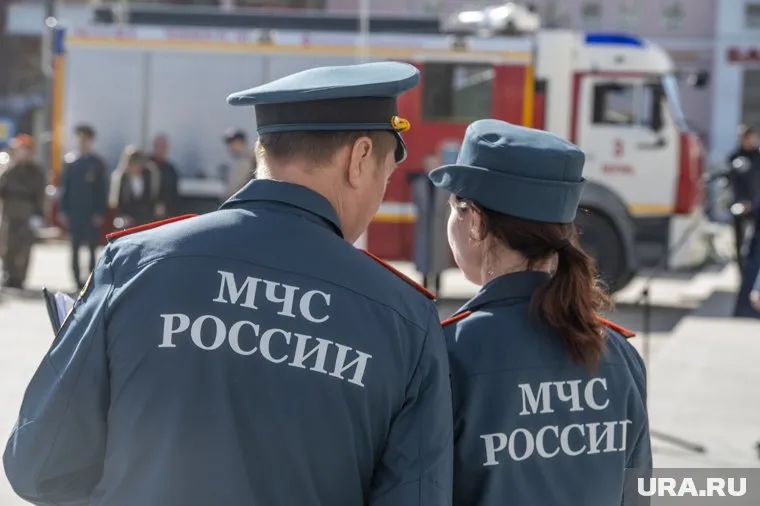 На месте работают сотрудники МЧС