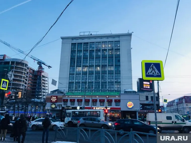 Горожане внимательно следят за тем, что происходит на крыше «Рубина»