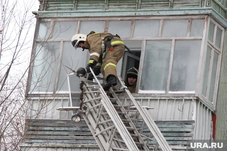 Пожарные эвакуировали свердловчан по лестнице (архивное фото)