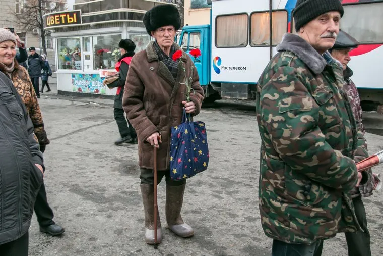 Митинг КПРФ в день годовщины революции 1917 года. Курган, пенсионер, гвоздики, коммунист, цветы, пожилой человек