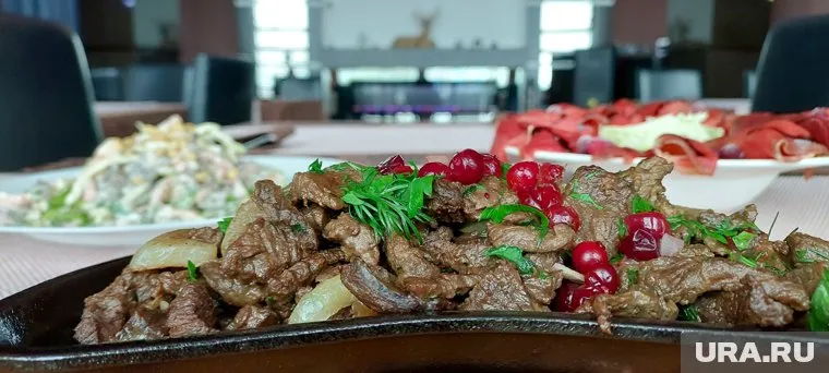 Среди деликатесов: карпаччо, салат и суп с олениной