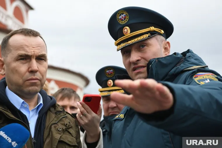 Министр МЧС и курганский губернатор провели встречу у Тобола