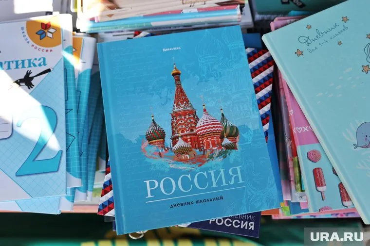 Старшеклассники решили поддержать спрос на «запрещенные» в одной из школ обложки дневников
