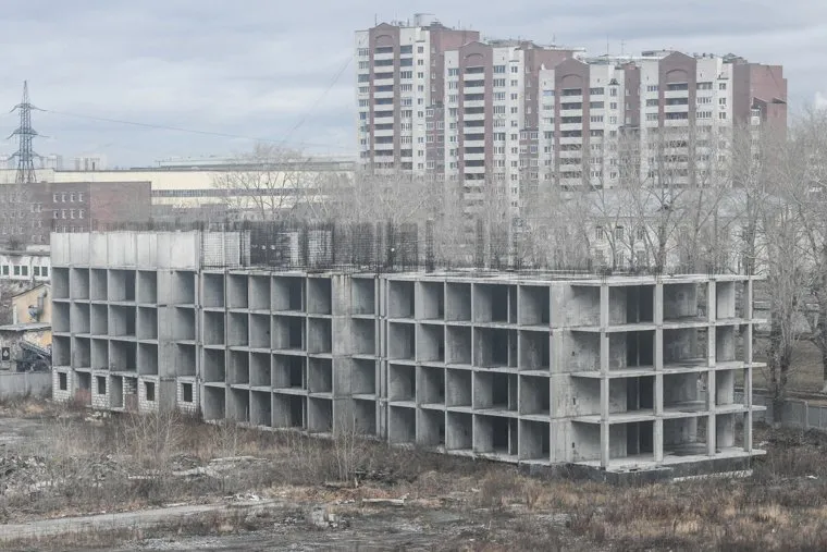 Недостроенные дома на Пехотинцев. Екатеринбург
