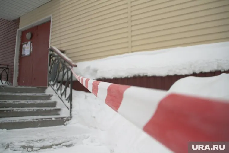 Снежная глыба повредила машину