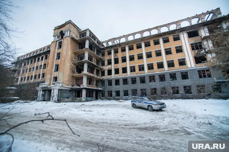 Больницу закрыли в начале нулевых, с тех пор она разрушается