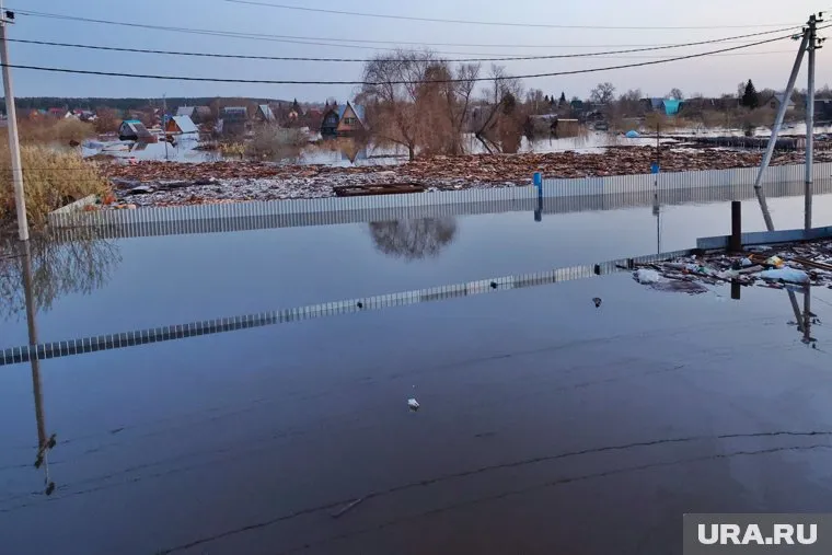 Уровень воды в реке постепенно снижается