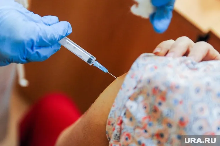 Поливалентная вакцина может стать устойчива к новым штаммам COVID-19, отметил Эдуард Шунков