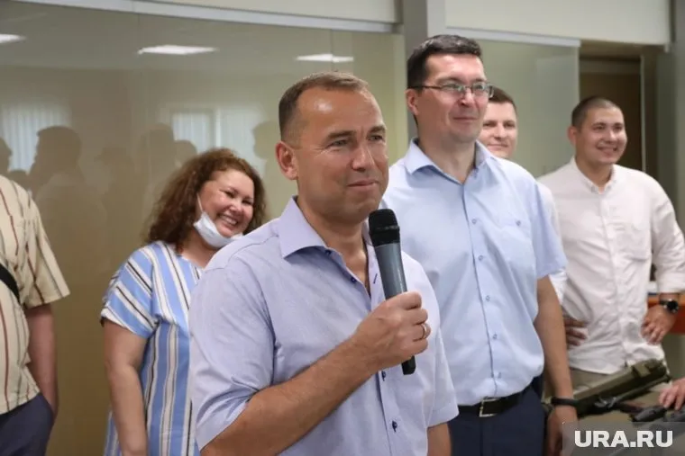 Героини не смогли приехать на церемонию в Курган, и Вадим Шумков общался с ними по видеосвязи